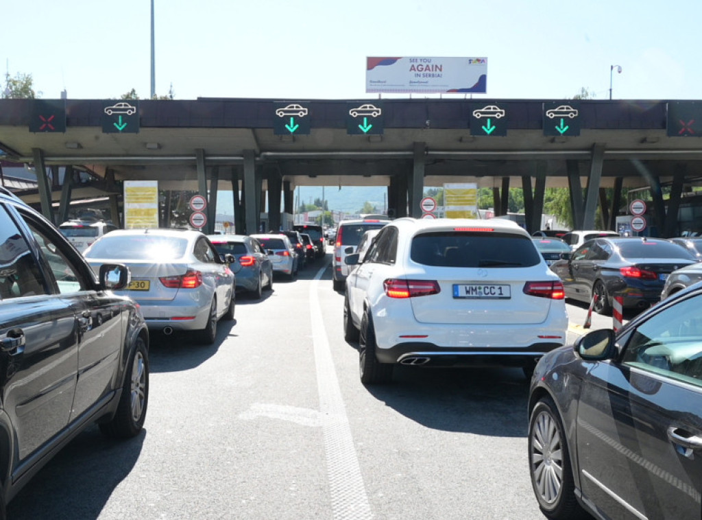 Zadržavanje za automobile na Preševu i Gradini, teretnjaci na Batrovcima sedam sati