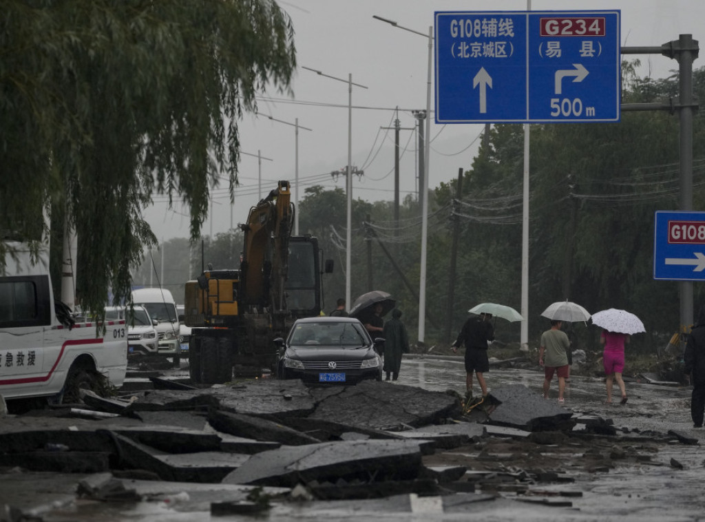 U poplavama u Pekingu najmanje 20 osoba poginulo, 27 nestalo