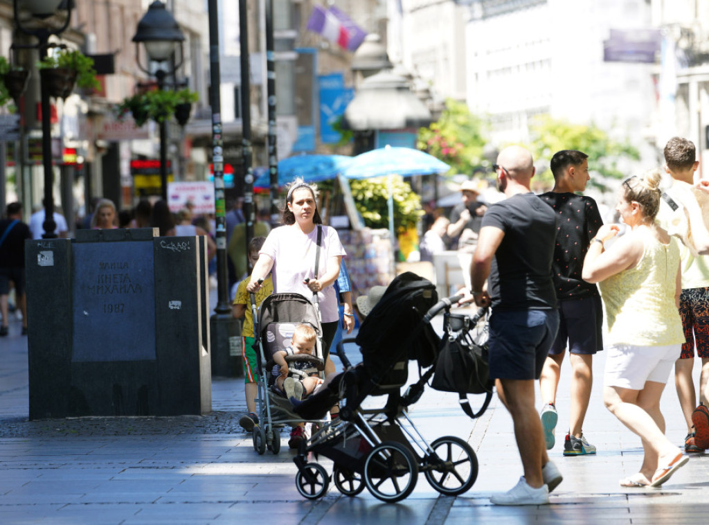 Vreme danas pretežno sunčano i toplije, temperatura do 33 stepena, ponegde noću kiša i grmljavina