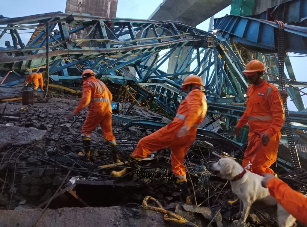 Indija: Najmanje 16 radnika poginulo kada se srušio kran tokom izgradnje mosta