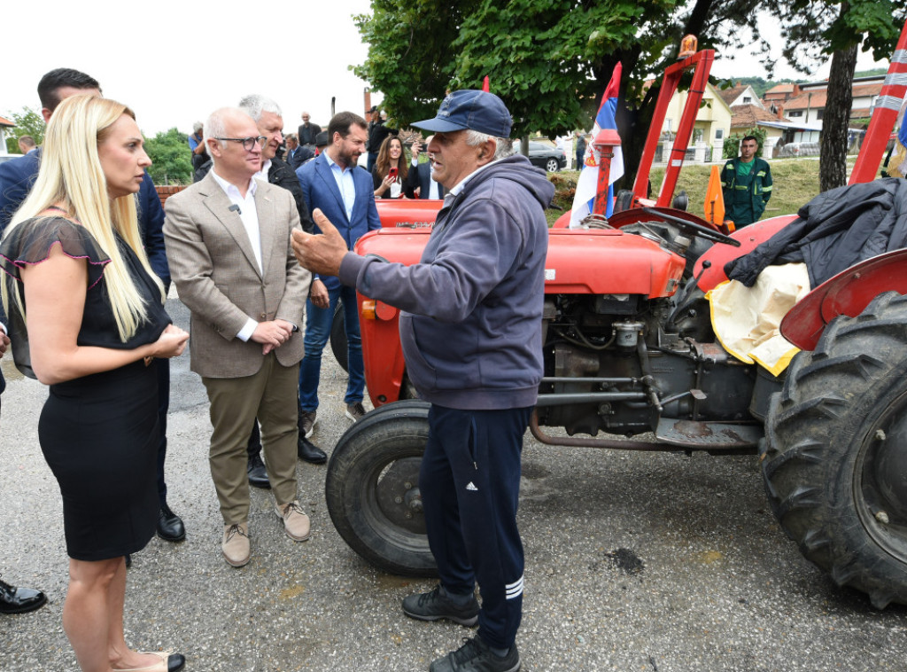 Poljoprivrednicima iz Orašca dodeljeni besplatni zaštitni ramovi za traktore