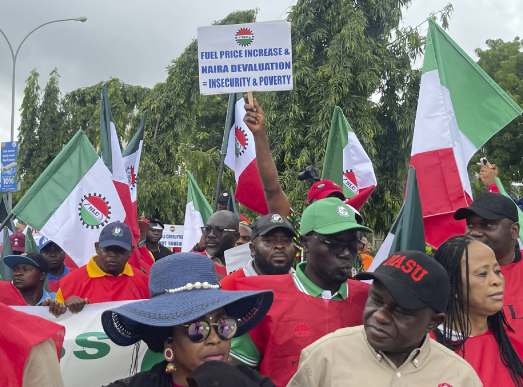 Stotine ljudi širom Nigerije štrajkuje zbog ukidanja subvenicja za benzin i minimalne zarade