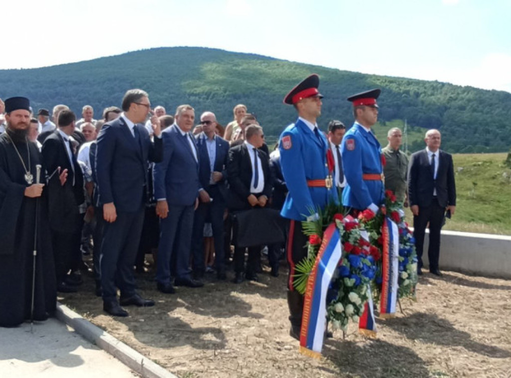 Vucic, Dodik lay wreaths at Petrovac Road memorial