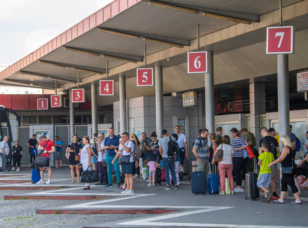 Devojka se porodila na peronu autobuske stanice u Beogradu