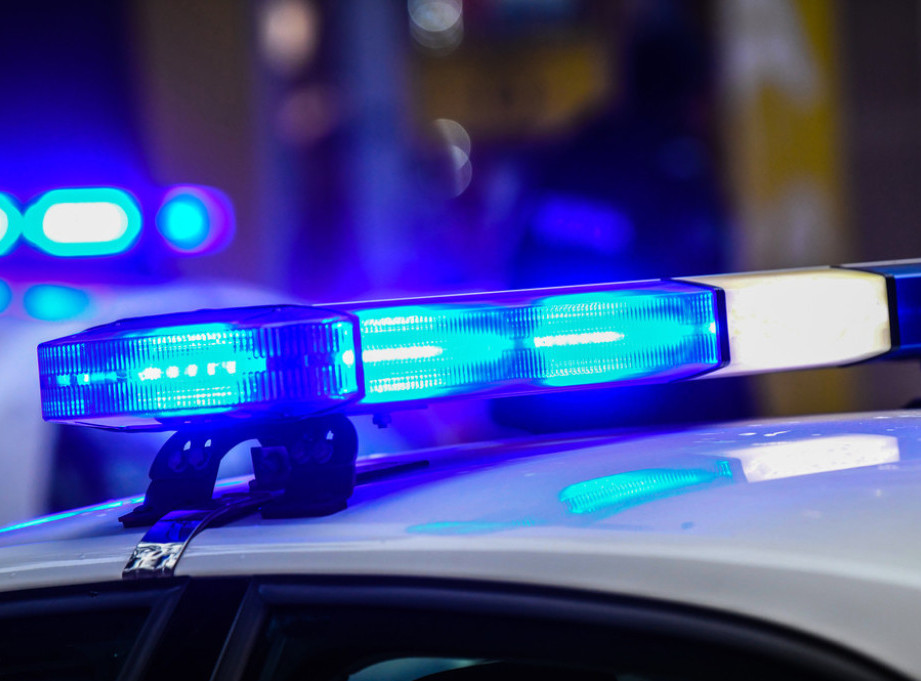 Policija zaustavila vozilo - mladić ubo policajca nožem u šaku