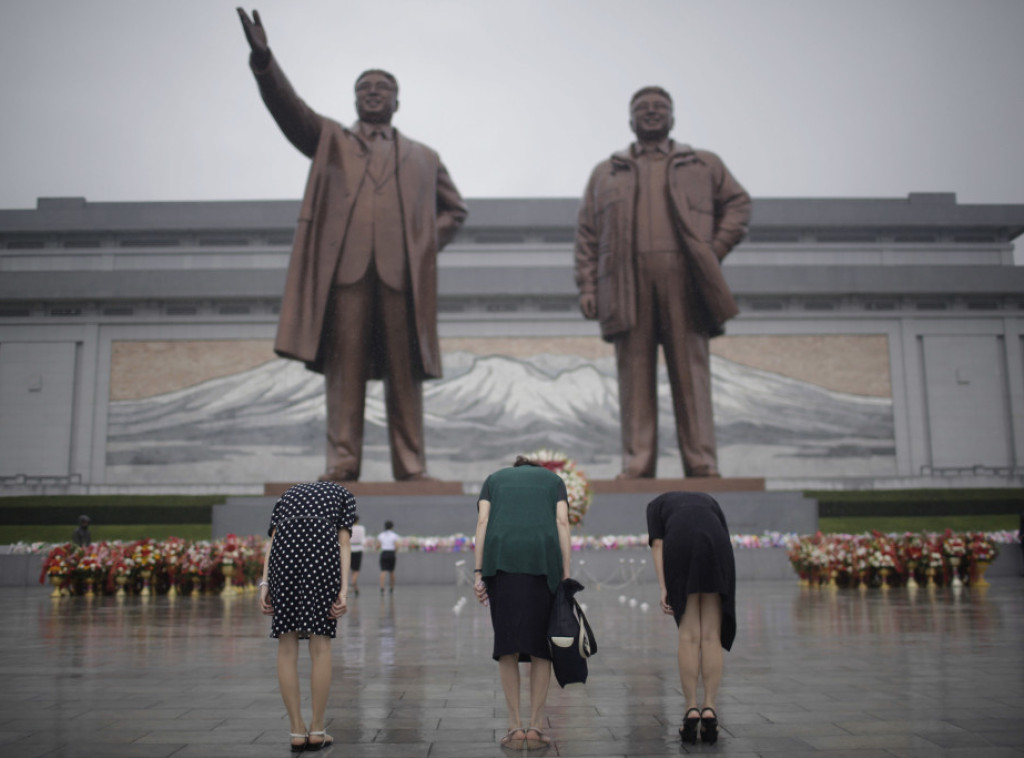 Sevrna Koreja: Građanima rečeno da zaštite portrete dinastije Kim tokom tropske oluje