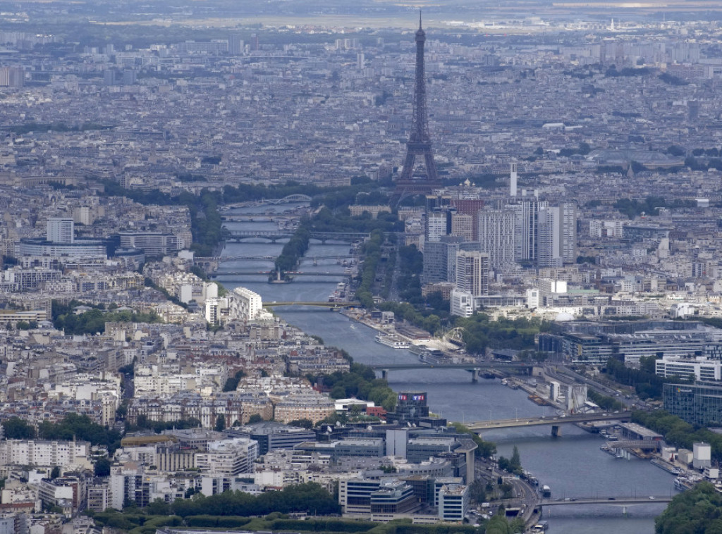 Pariz: Dojava o bombi u Ajfelovoj kuli bila lažna, toranj ponovo otvoren za posetioce