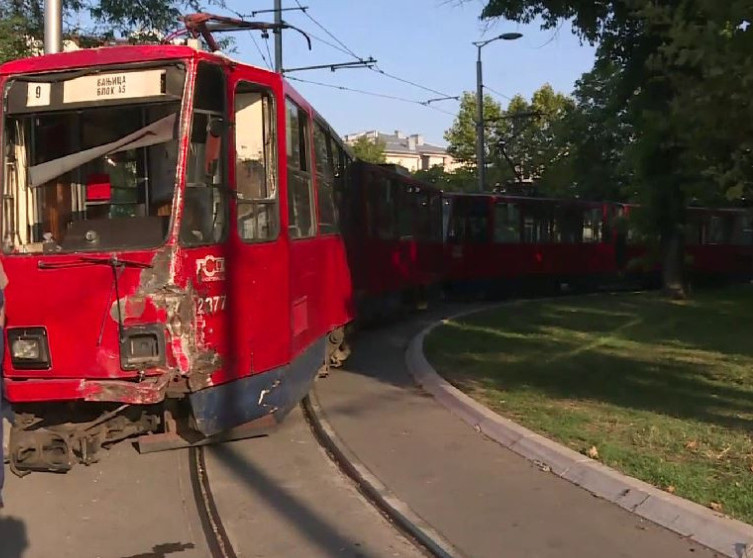 Sudar automobila i tramvaja u Bulevaru kralja Aleksandra, tri osobe prevezene u Urgentni centar