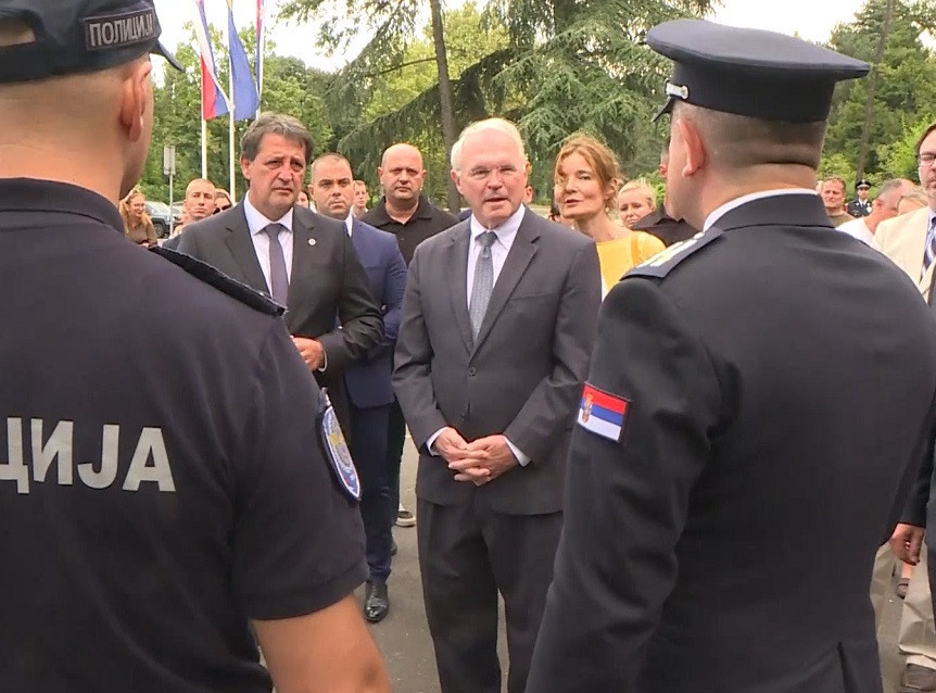 Ambasador Hil uručio kamere za uniforme Upravi saobraćajne policije