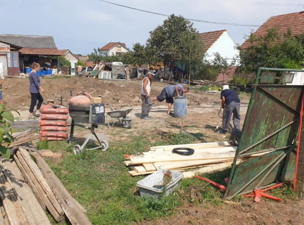 Počela obnova kuće šestočlane porodice u Čelarevu koju je posetila premijerka