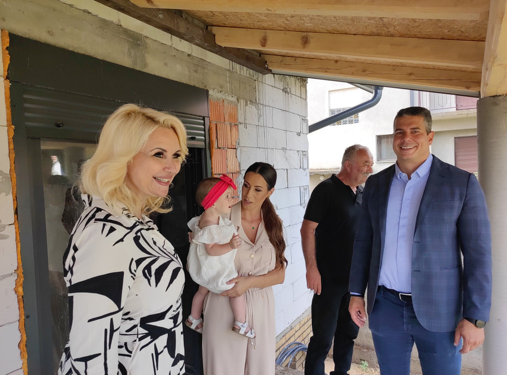 Kisić posetila majku u Kuli koja je uz pomoć države kupila prvu nekretninu