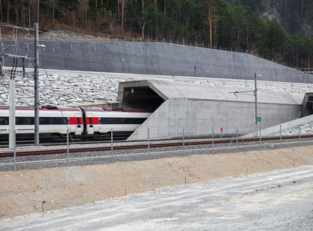 Švajcarska: Zatvoren najduži tunel na svetu, 16 vagona izletelo iz šina