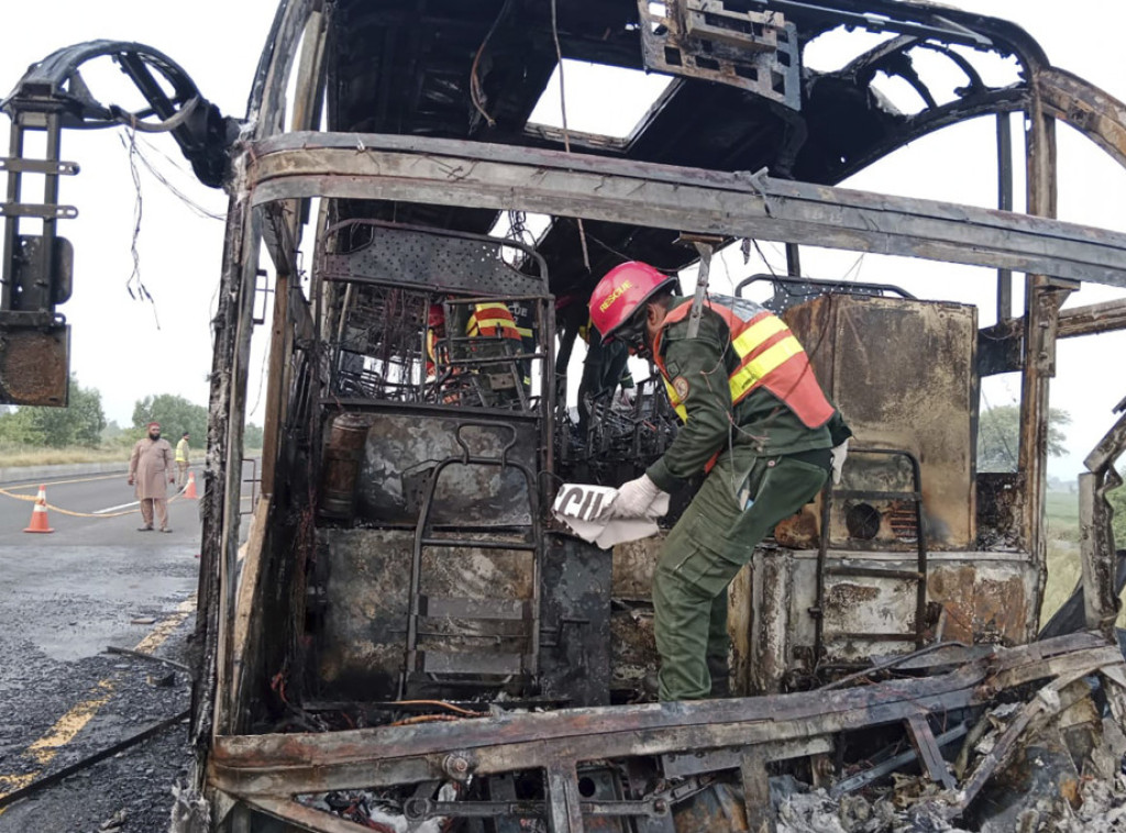 Pakistan: Najmanje 18 osoba poginulo, 16 povređeno nakon sudara autobusa i kombija