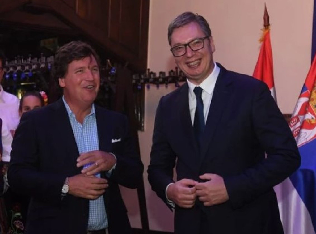 Američki novinar Taker Karlson razgovarao sa Vučićem u srpskoj ambasadi u Budimpešti