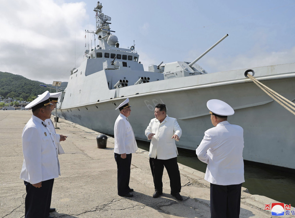 Kim Džong Un nadgledao testiranje krstareće rakete na ratnom brodu