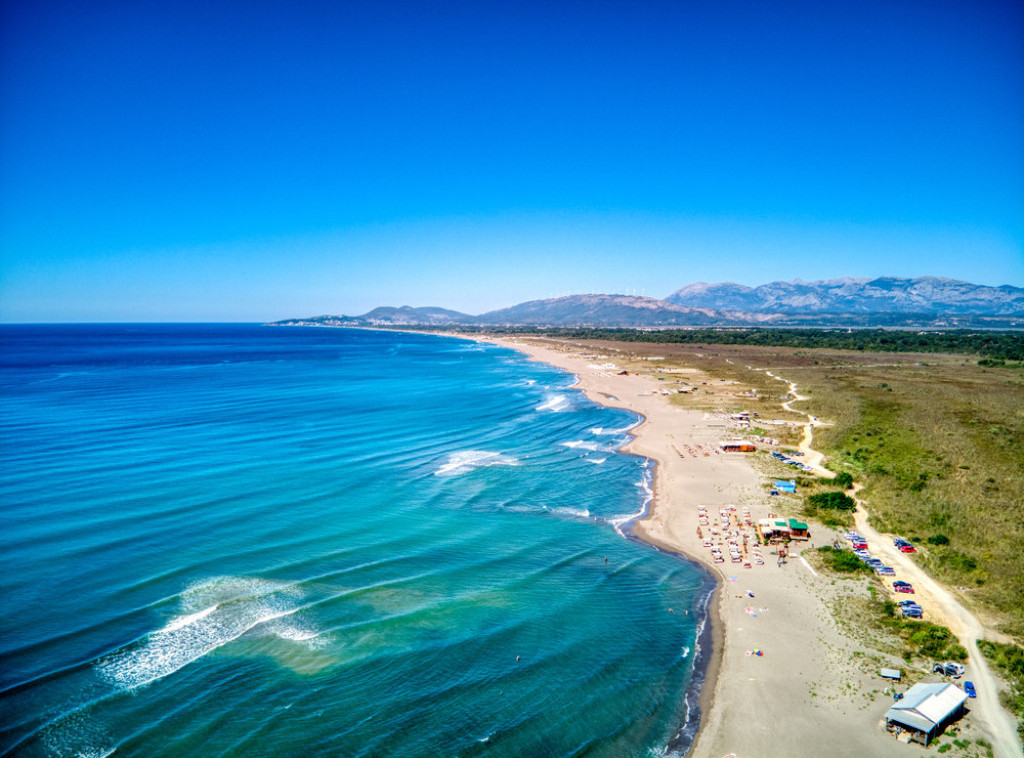 Na plaži u Ulcinju spaseno dete, jak vetar ga odvukao tri kilometra od obale