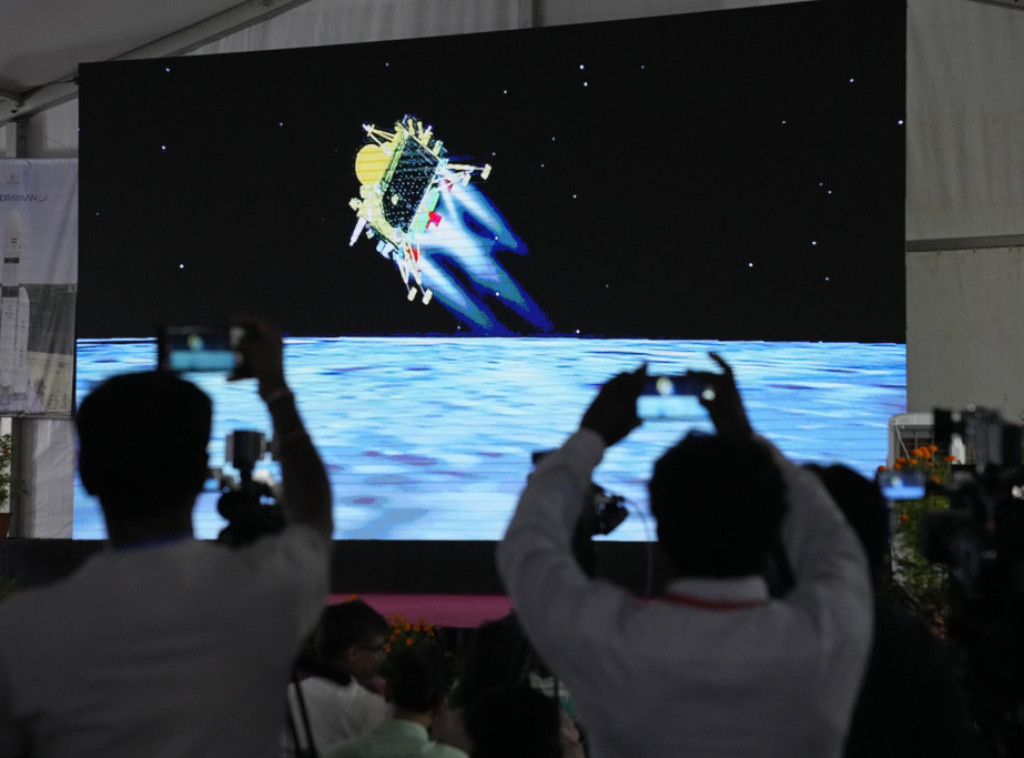 Indijska svemirska letelica uspešno sletela blizu južnog pola Meseca