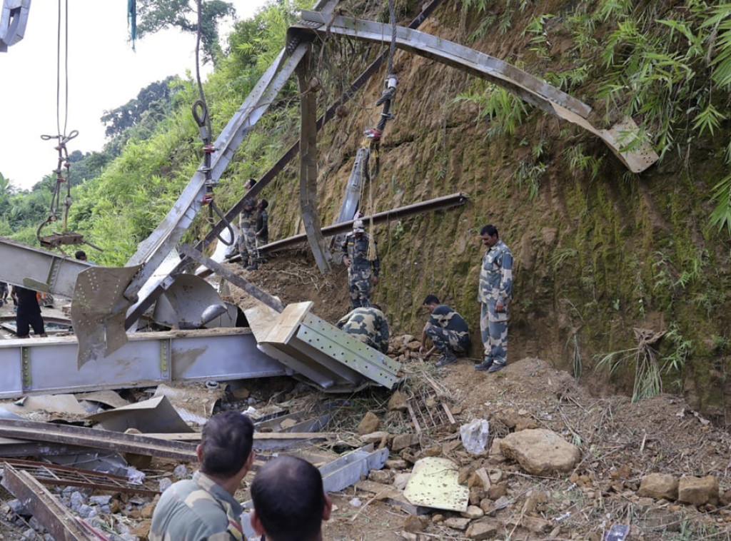 Indija: Najmanje 26 radnika poginulo kada se srušio most u izgradnji u gradu Sairang