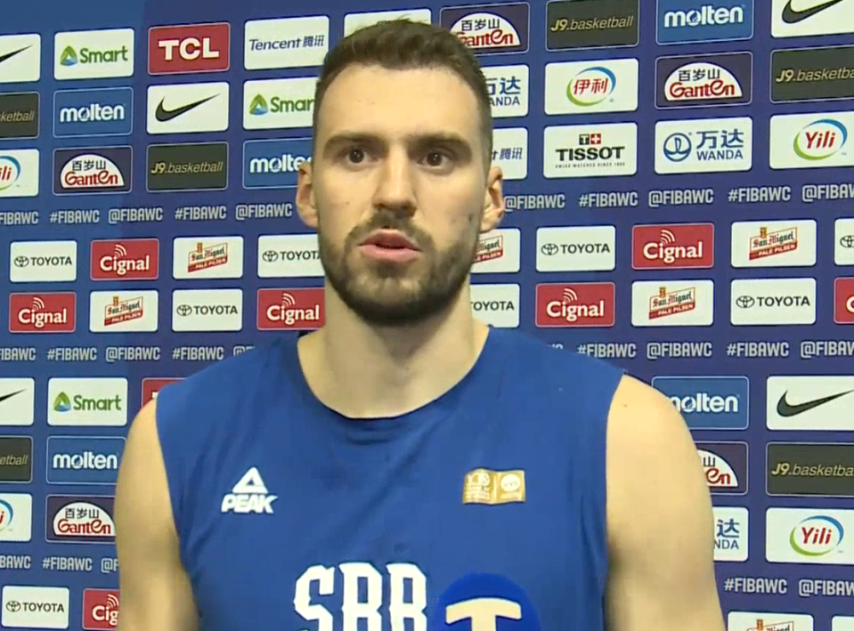 Marko Gudurić prekinuo razgovor s novinarkom, navijač mu vikao da ga voli,  košarkaš uzvratio (video) - Sportal