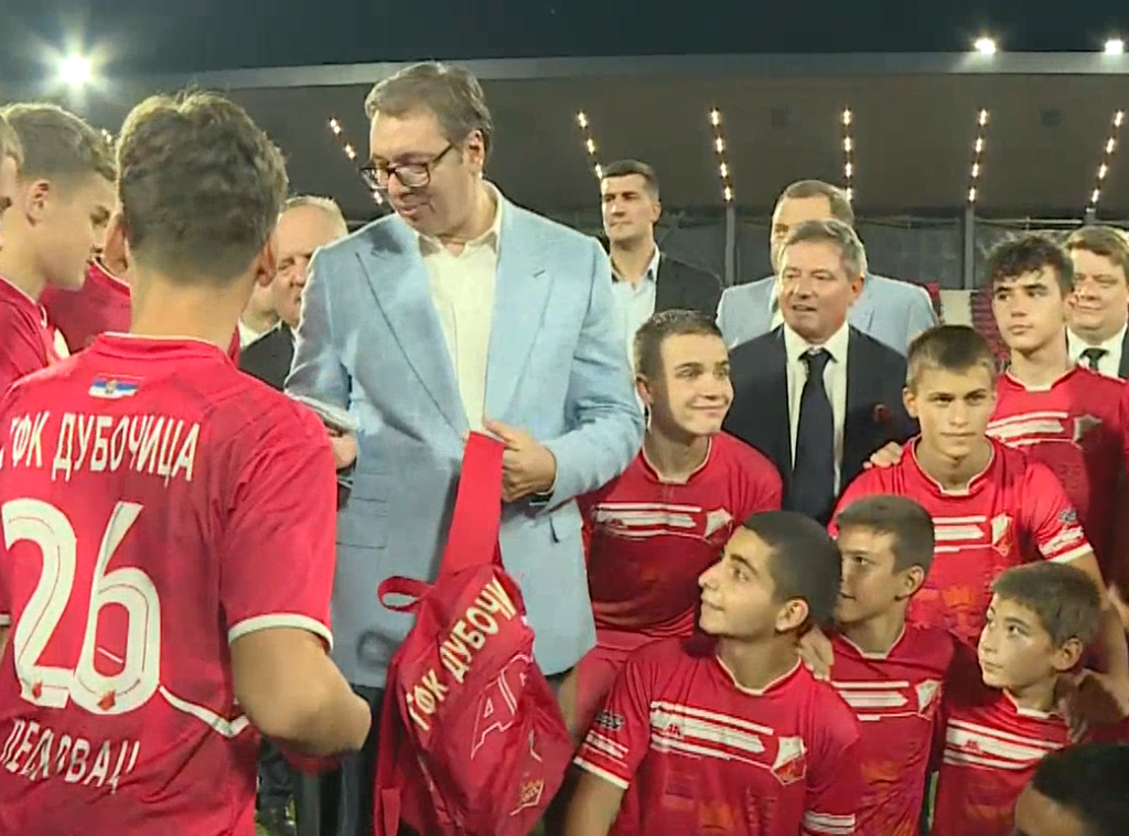 Vučić sa Džajićem i Piksijem "isprobao" novi stadion u Leskovcu