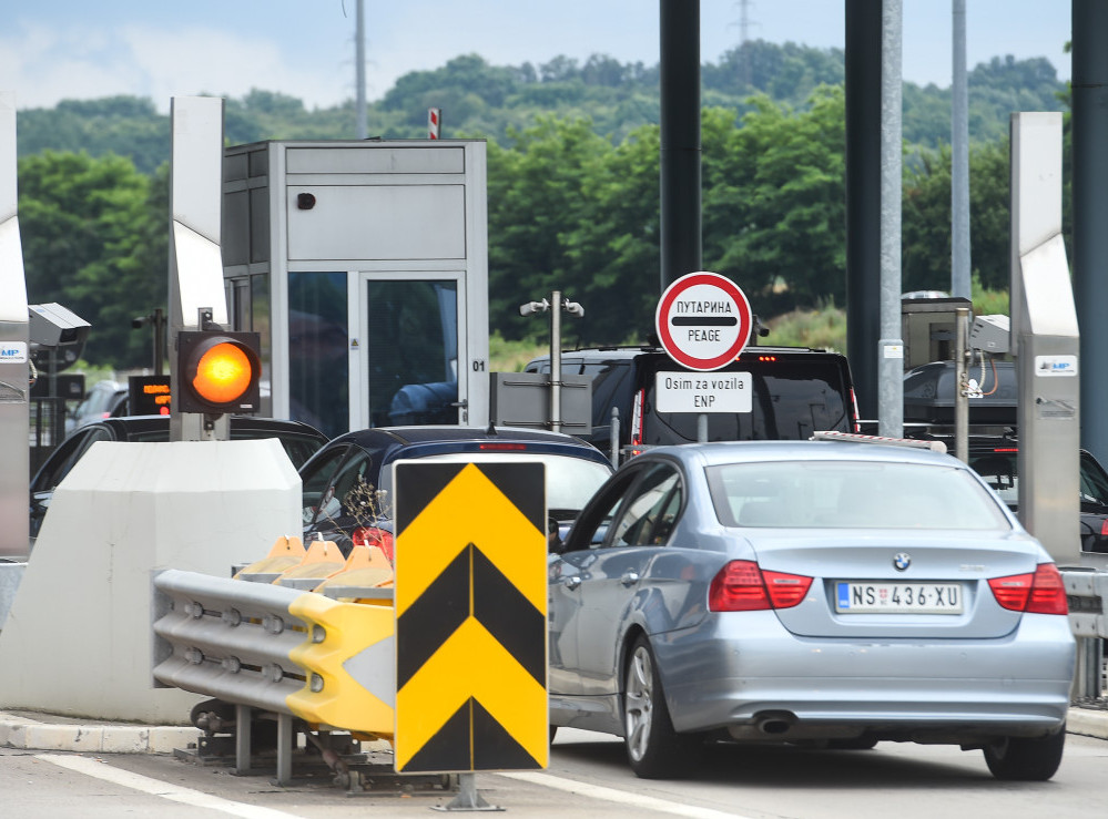 Saobraćaj umerenog intenziteta, nema gužvi na naplatnim stanicama i prelazima