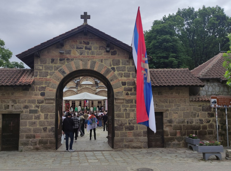 U manastiru Gračanica sečom badnjaka i liturgijom počelo obeležavanje Badnjeg dana