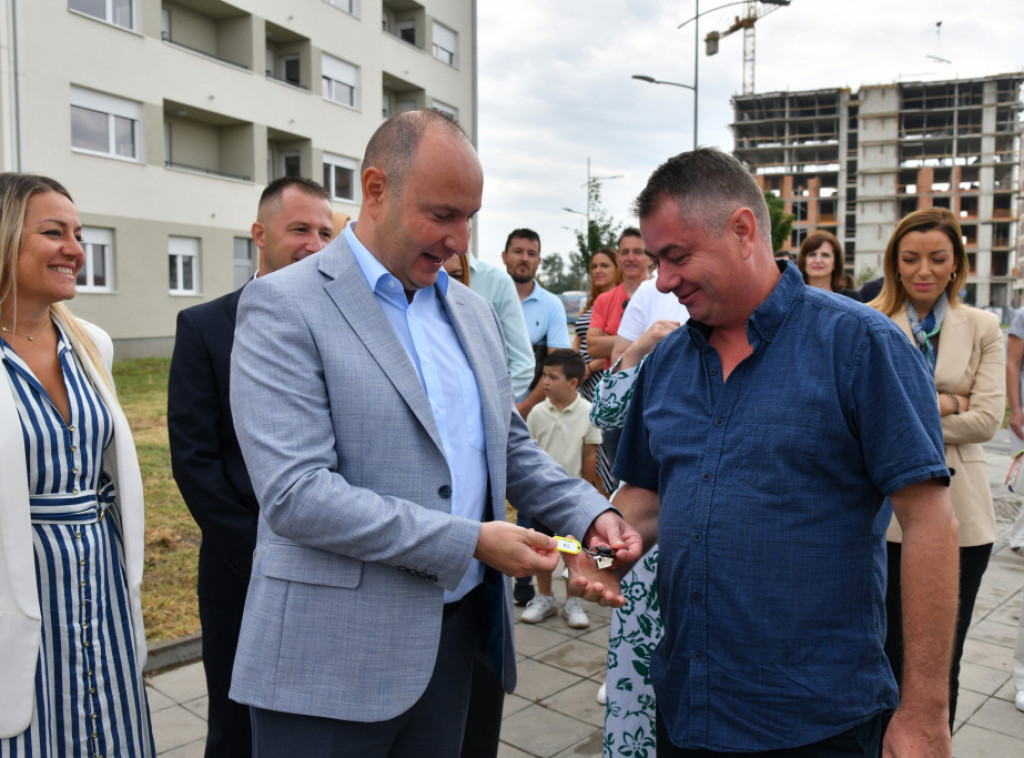 Novi Sad: Đurić uručio ključeve solidarnih stanova porodicama