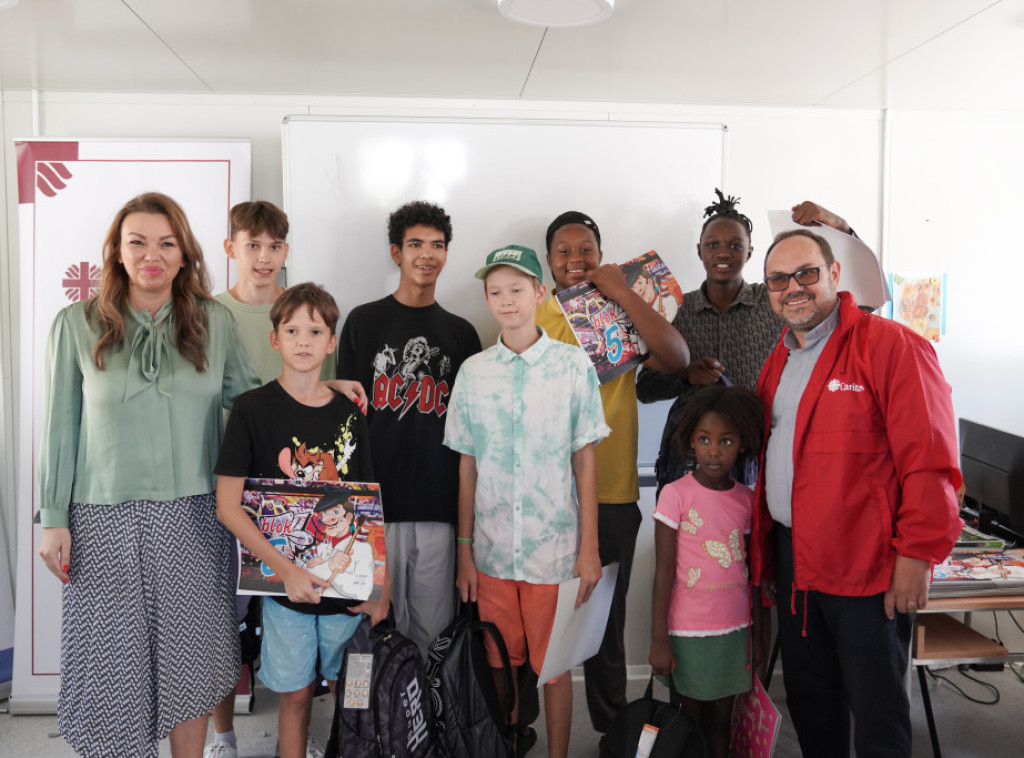 Deca smeštena u Centru za azil u Krnjači dobila su školski pribor na poklon
