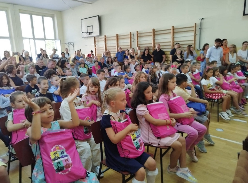 Poklon torbe i školski pribor za sve prvake na teritoriji opštine Savski venac