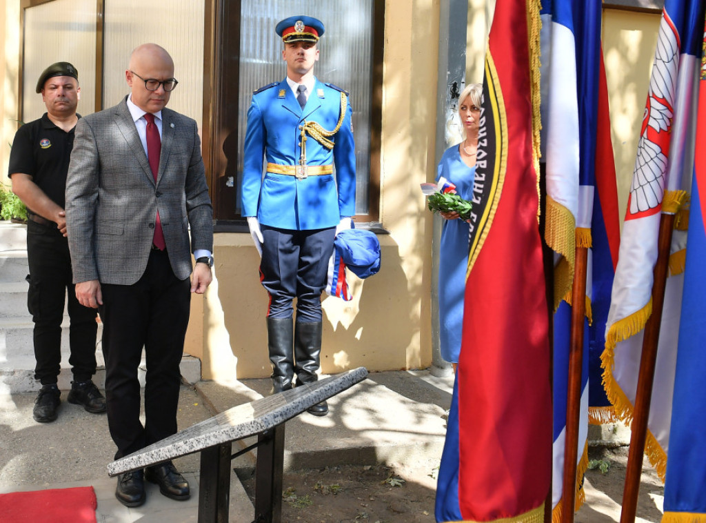 Ministar Vučević otkrio spomen-ploču i položio venac na grob dobrovoljca Janoša Rauka