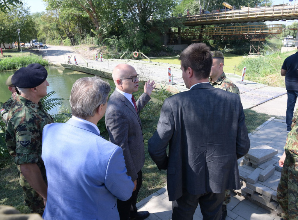 Ministar Vučević obišao pontonski most na Velikom bačkom kanalu