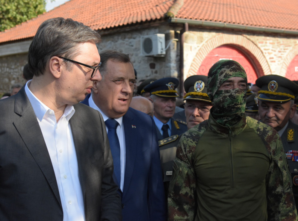Predsednik Vučić obišao najnovije naoružanje Vojske Srbije: Srbija je danas mnogo snažnija i nastaviće da se razvija