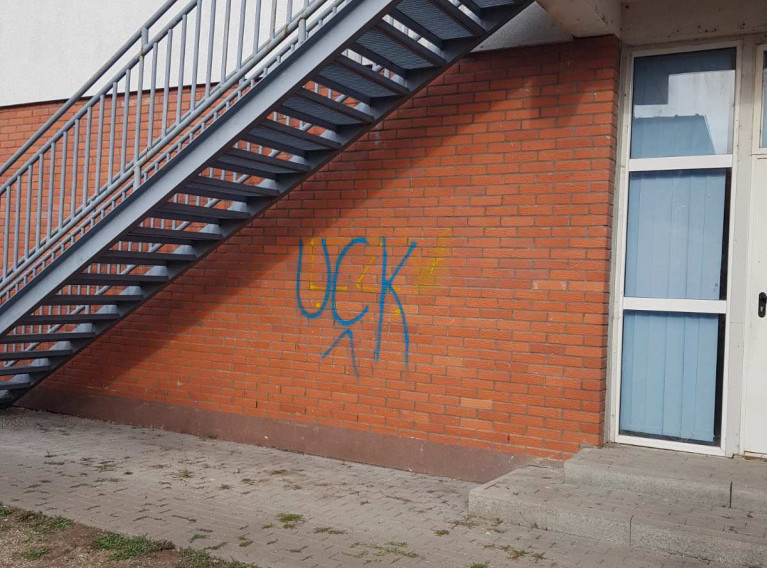 Na kući porodice Đurković kod Vučitrna grafiti "UČK" i ime teroriste Fatona Hajrizija