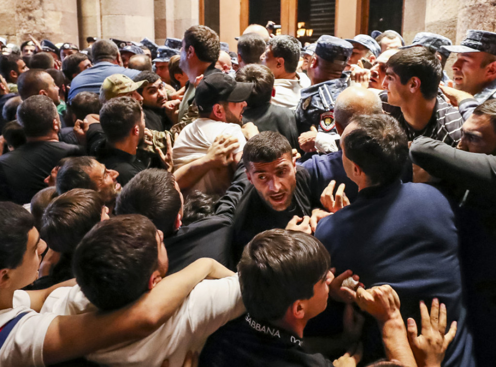 Demonstranti blokirali aveniju pored zgrade jermenske vlade u Jerevanu