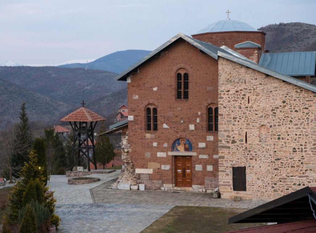 Eparhija: Ispred kapije Manastira Banjska nepoznata lica u snegu ispisala "UČK"