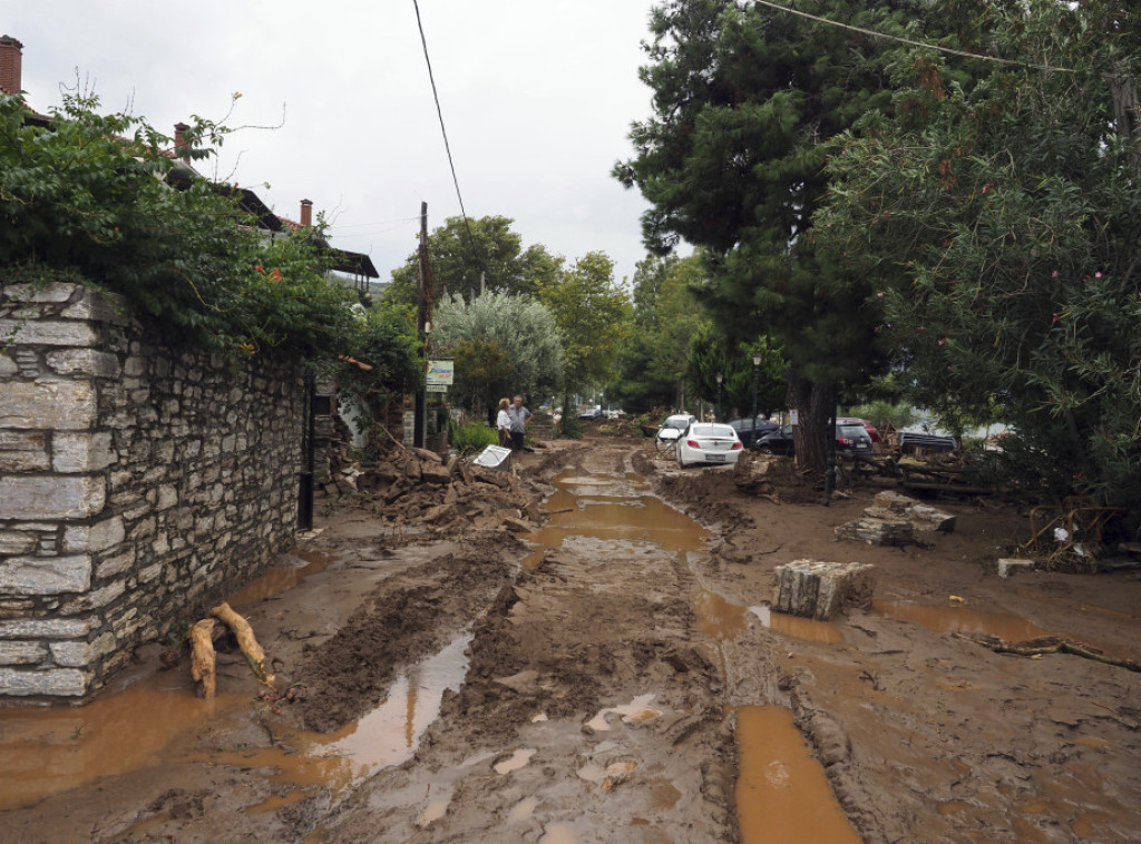 Teška situacija u Volosu i na Eviji zbog poplava, putevi blokirani, nema struje