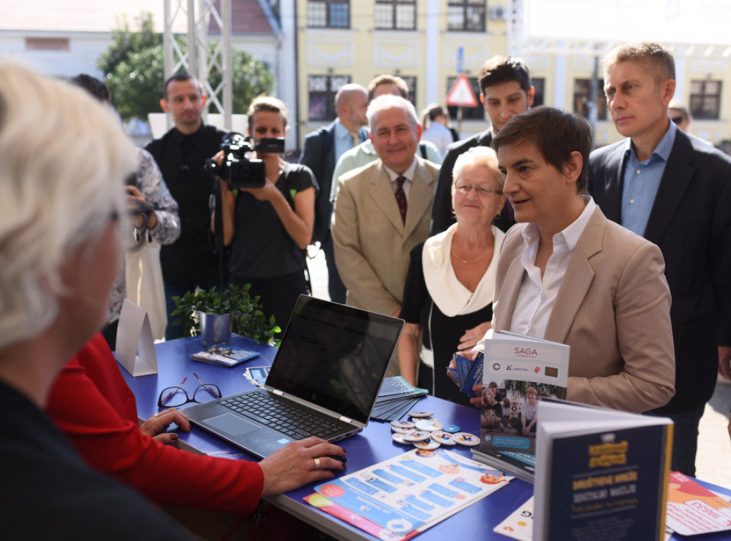 Brnabić: Penzionerske kartice stupaju na snagu, popusti u više od 620 obejekata