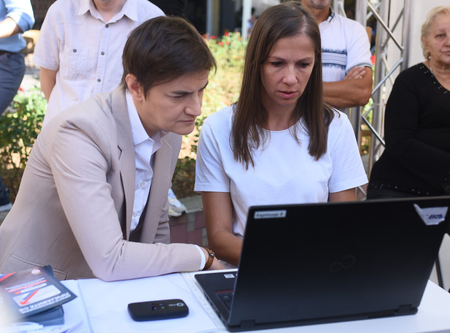 Ana Brnabić u poseti Obrenovcu: Digitalna pismenost najmlađih i najstarijih važna je za razvoj društva