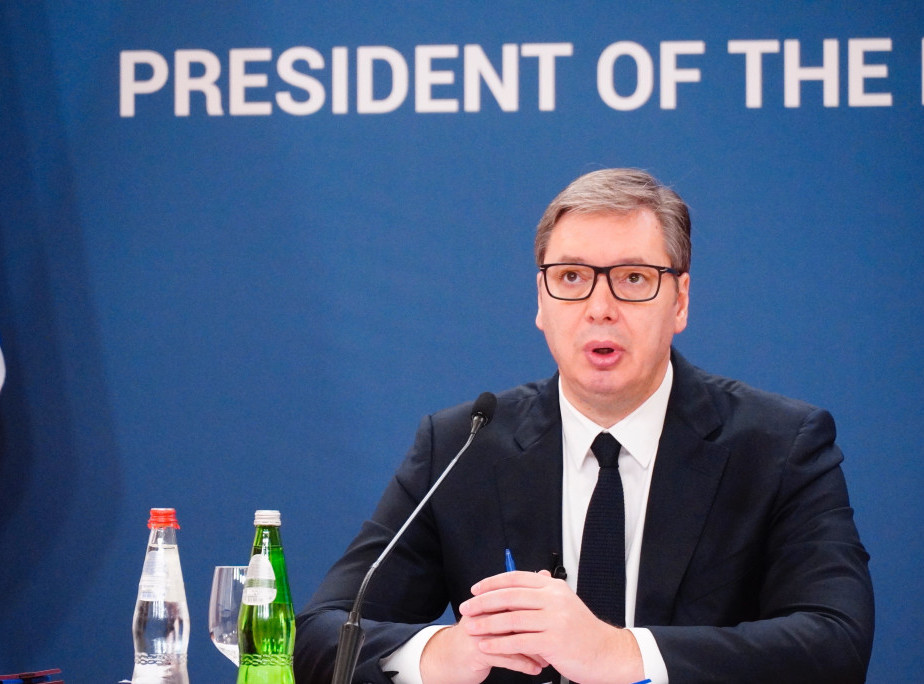 Vucic meets with Ghanaian president in Paris