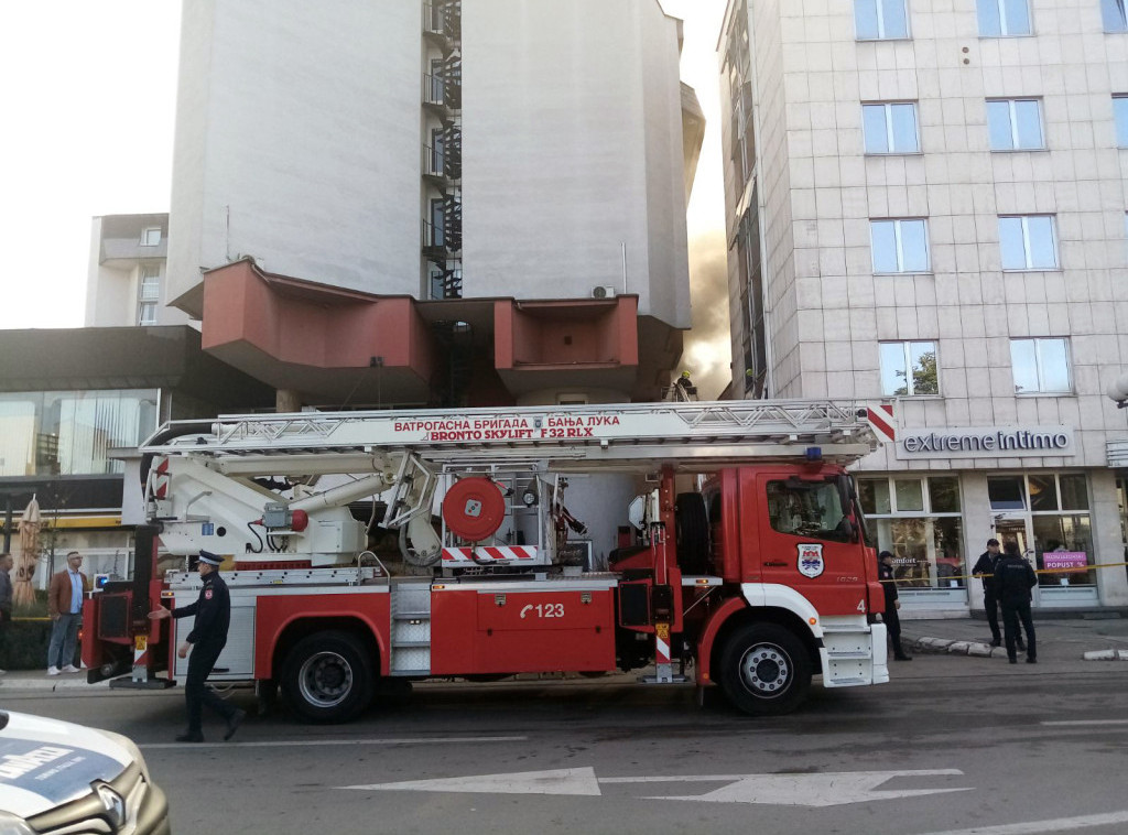 Kod Elektrokrajine u centru Banjaluke izbio požar koji se širi