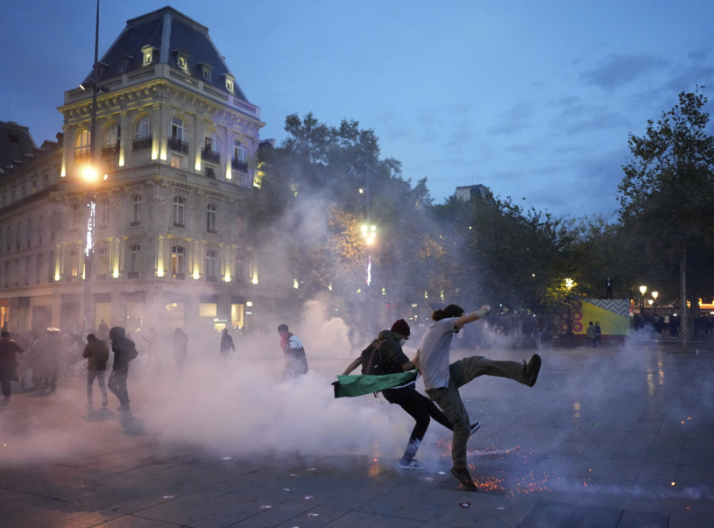 Pariz: Policija upotrebila suzavac i vodene topove protiv propalestinskih demonstracija