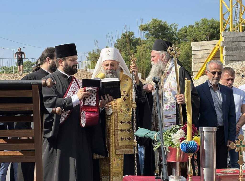 Porfirije i Joanikije osveštali kamen temeljac crkve i gimnazije Sveti Sava