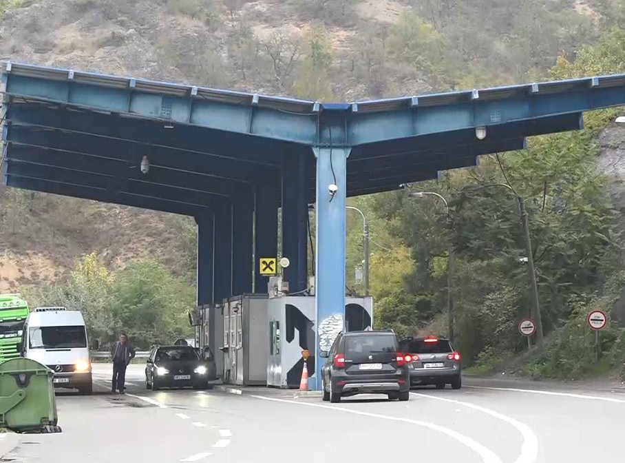 Zaustavljen kombi Pošte Srbije sa pismima na prelazu Jarinje