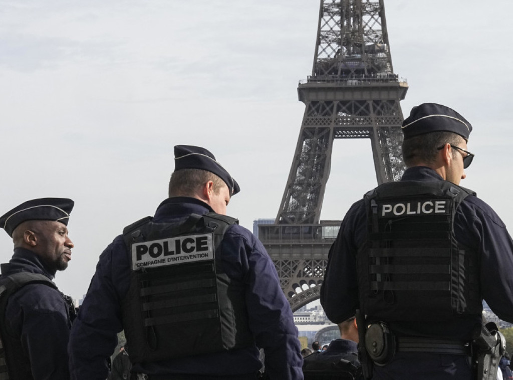 Pariz: Policija uhapsila čoveka koji se uspentrao na Ajfelov toranj