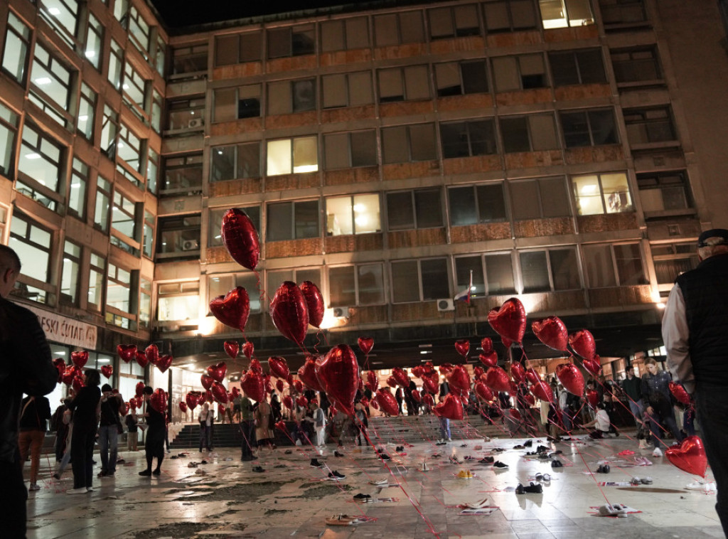 Na platou ispred Filozofskog fakulteta postavljeno 220 crvenih balona za isto toliko otetih izraelskih civila