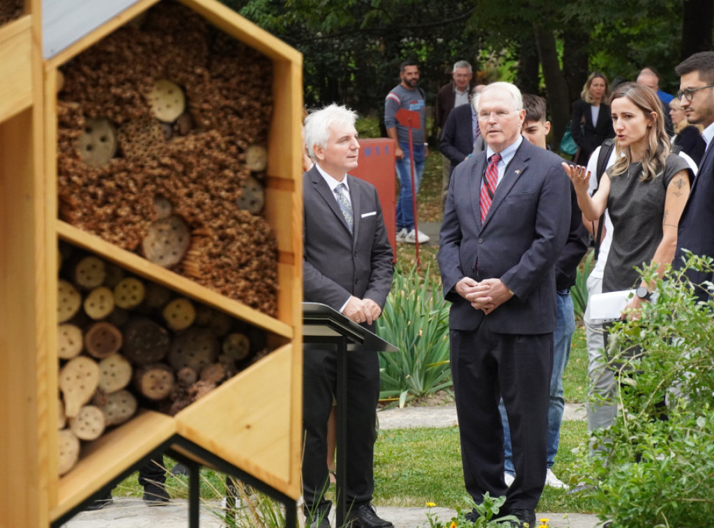 Ambasador Hil otvorio "Oazu za oprašivače" u Botaničkoj bašti u Beogradu
