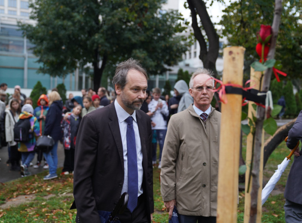 Posađeno drveće i pušteni baloni u znak sećanja na nastradale u OŠ "Vladislav Ribnikar"