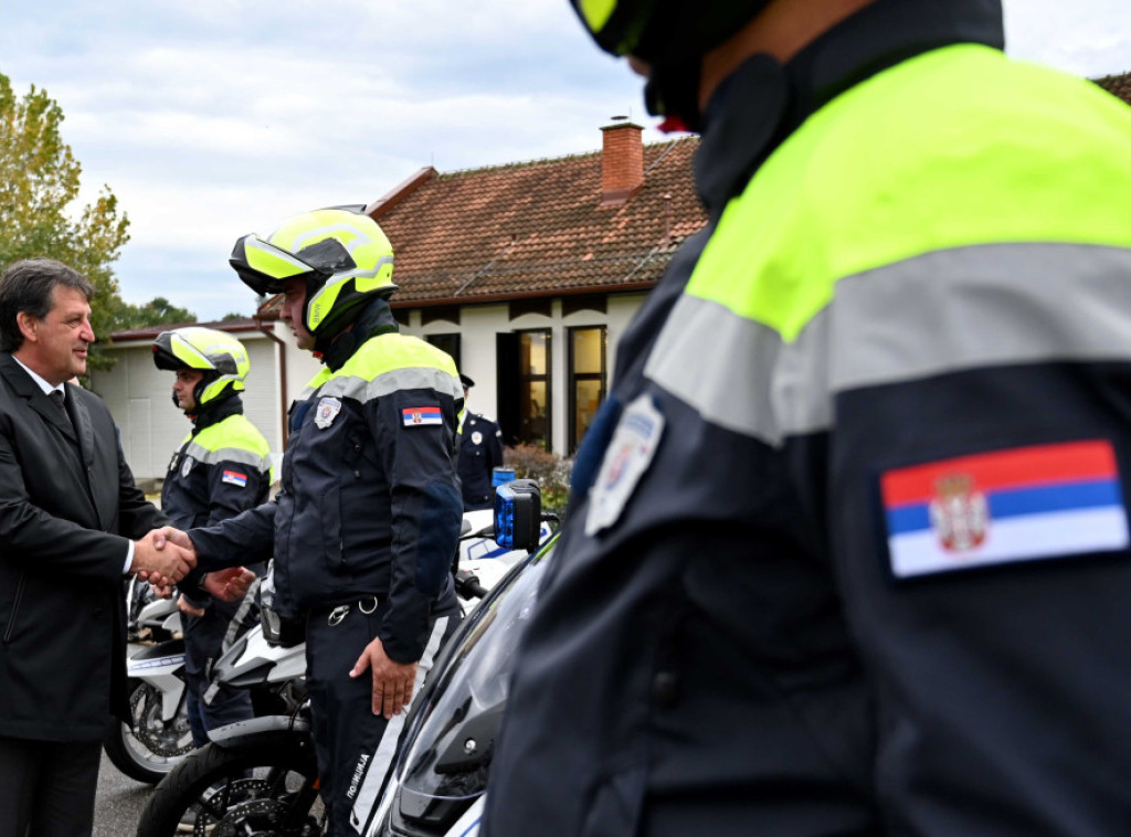 Gašić uručio 25 motocikala službenicima saobraćajne policije u centru Makiš