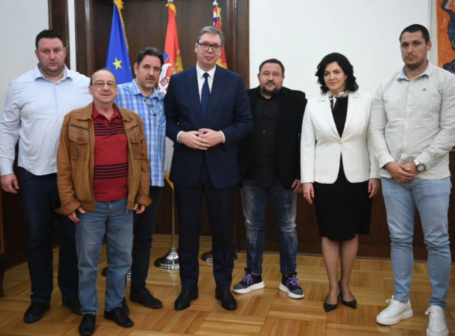 Aleksandar Vučić razgovarao sa građanima Brzog Broda o rešavanju problema dalekovoda