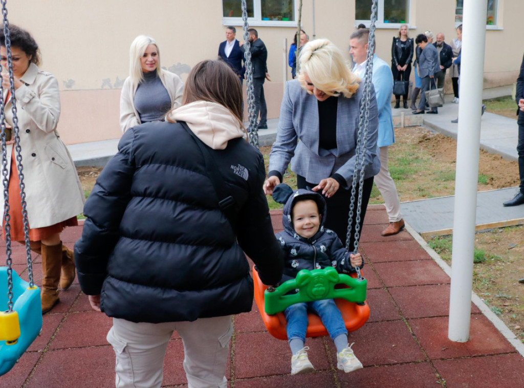 Ministarka Kisić obišla rekonstruisano dečije i školsko igralište u selu Pločnik